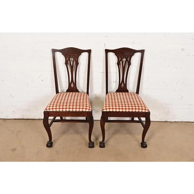Américain Paire de chaises de salle à manger en acajou sculpté de style Chippendale de Baker Furniture en vente