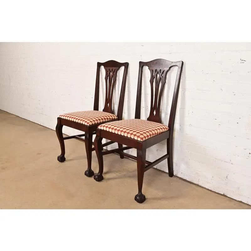 Paire de chaises de salle à manger en acajou sculpté de style Chippendale de Baker Furniture Bon état - En vente à South Bend, IN
