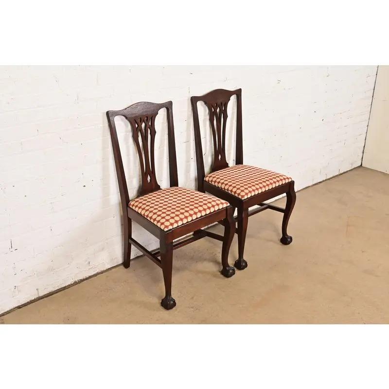 Fin du 20e siècle Paire de chaises de salle à manger en acajou sculpté de style Chippendale de Baker Furniture en vente