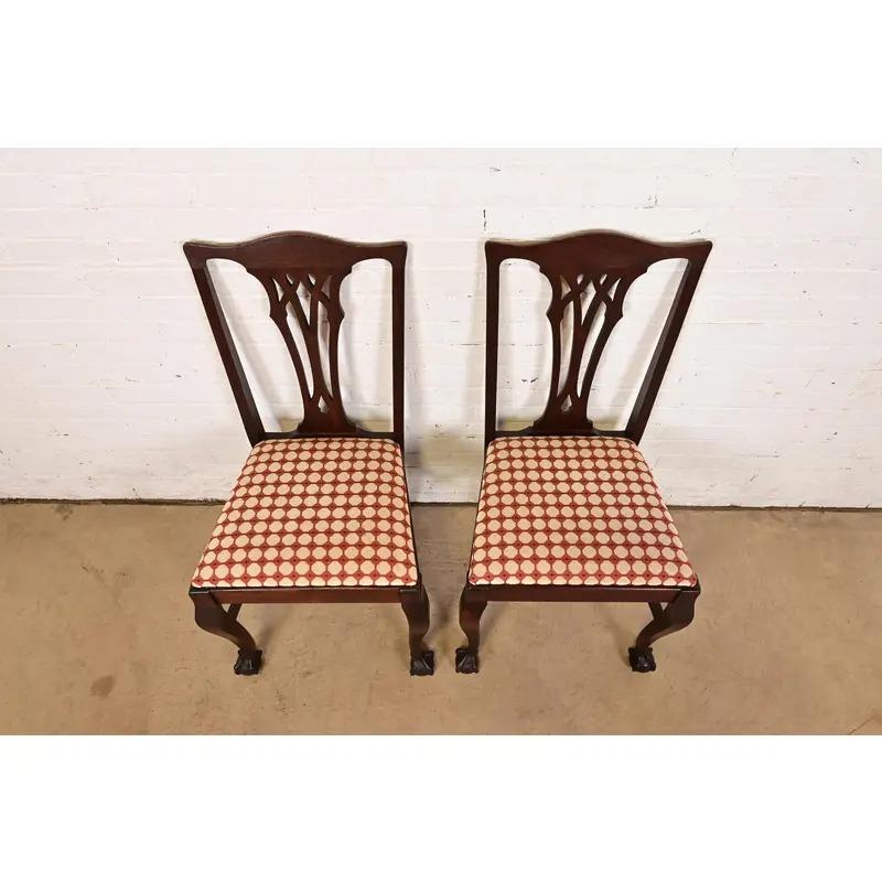 Tissu d'ameublement Paire de chaises de salle à manger en acajou sculpté de style Chippendale de Baker Furniture en vente