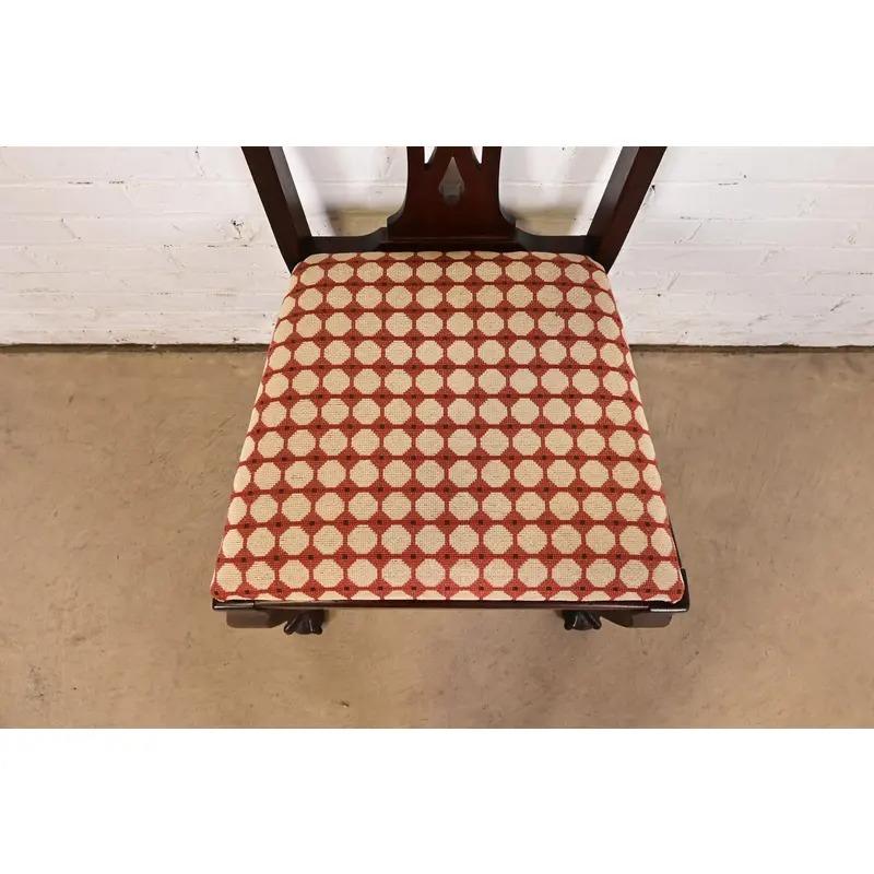 Paire de chaises de salle à manger en acajou sculpté de style Chippendale de Baker Furniture en vente 2