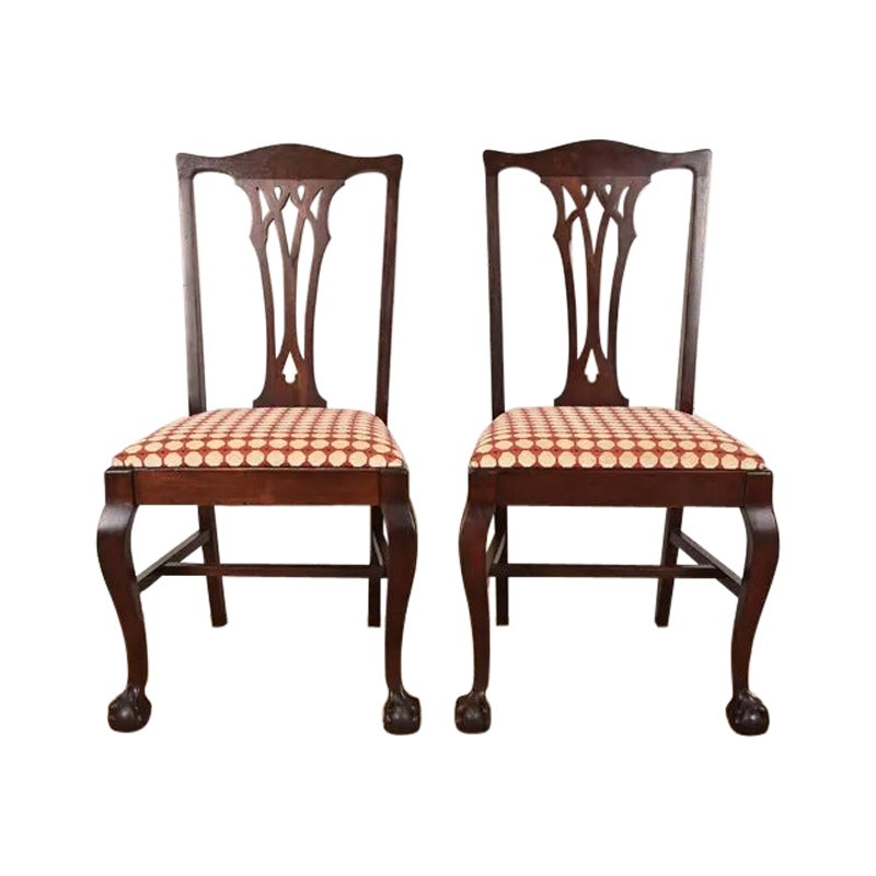 Paire de chaises de salle à manger en acajou sculpté de style Chippendale de Baker Furniture