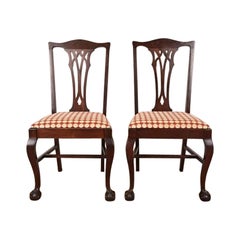 Paire de chaises de salle à manger en acajou sculpté de style Chippendale de Baker Furniture