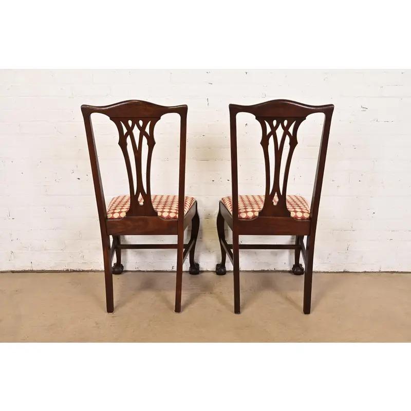 Chaises de salle à manger en acajou sculpté de style Chippendale de Baker Furniture, ensemble de huit chaises en vente 5