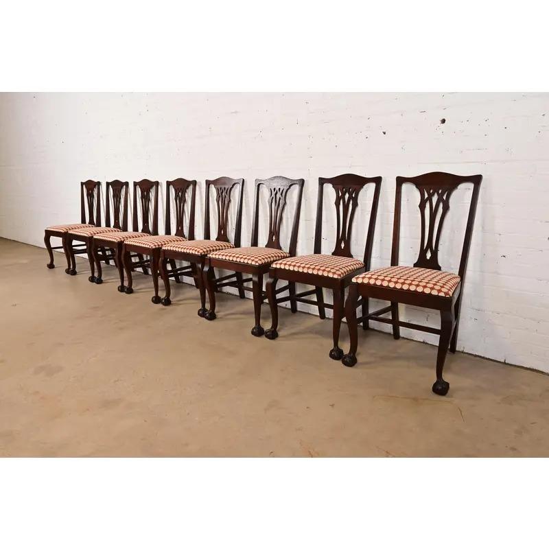 Ensemble exceptionnel de huit chaises de salle à manger de style Chippendale ou géorgien

À la manière des meubles Baker

USA, Circa 1980

Piétements en acajou massif sculpté, avec sièges rembourrés.

Dimensions : 20,63 