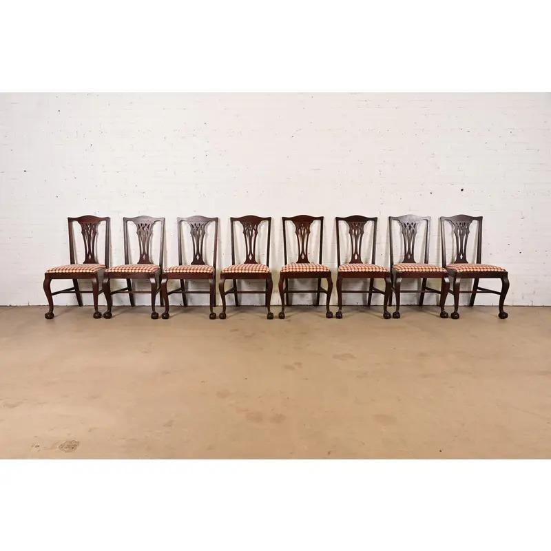 Américain Chaises de salle à manger en acajou sculpté de style Chippendale de Baker Furniture, ensemble de huit chaises en vente