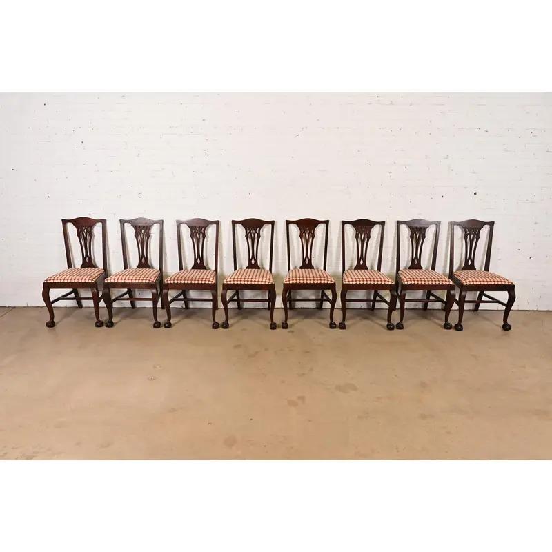 Chaises de salle à manger en acajou sculpté de style Chippendale de Baker Furniture, ensemble de huit chaises Bon état - En vente à South Bend, IN