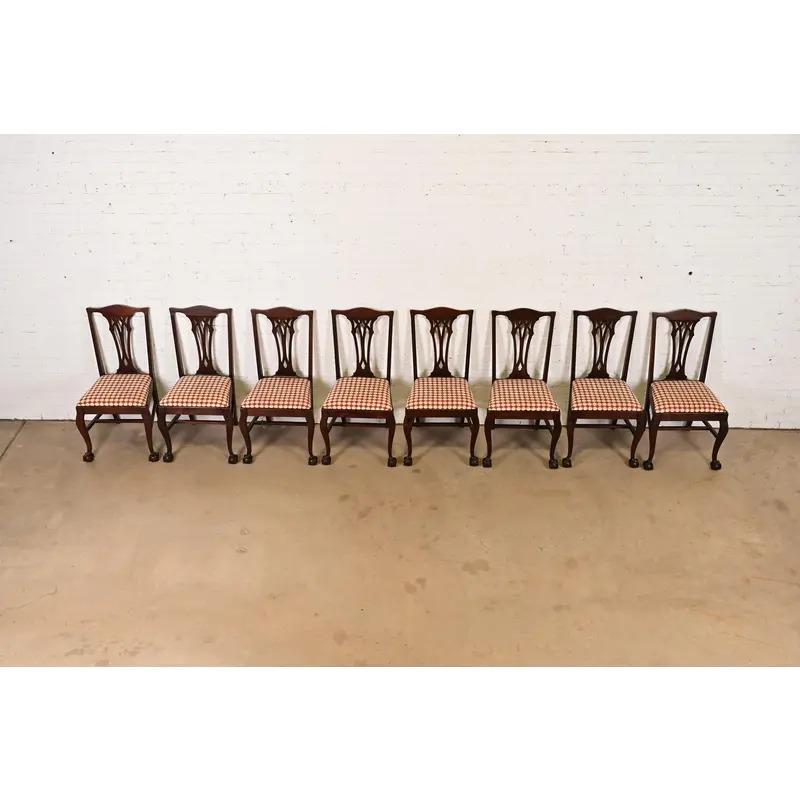 Tissu d'ameublement Chaises de salle à manger en acajou sculpté de style Chippendale de Baker Furniture, ensemble de huit chaises en vente