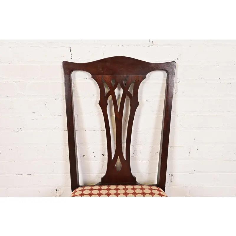 Chaises de salle à manger en acajou sculpté de style Chippendale de Baker Furniture, ensemble de huit chaises en vente 1