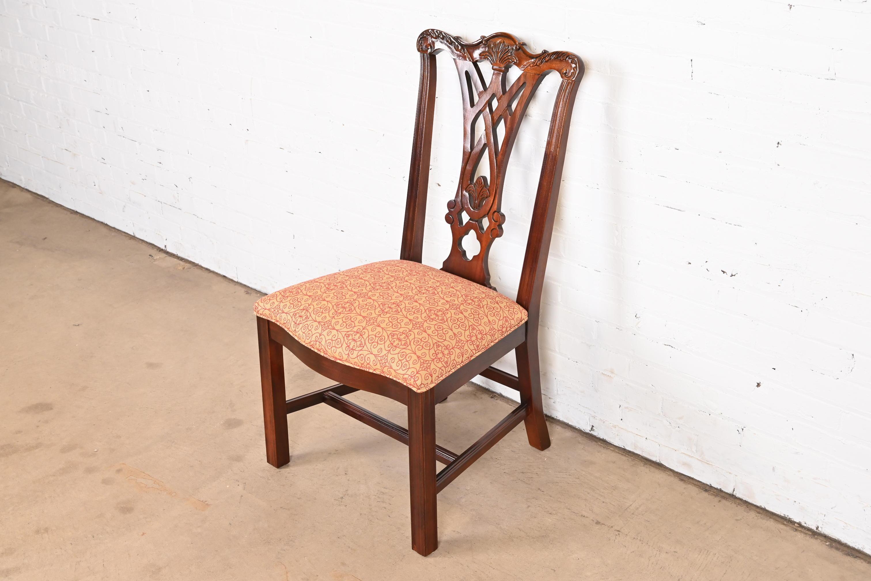 Chaises de salle à manger en acajou sculpté de style Chippendale de Baker Furniture, ensemble de six chaises en vente 4