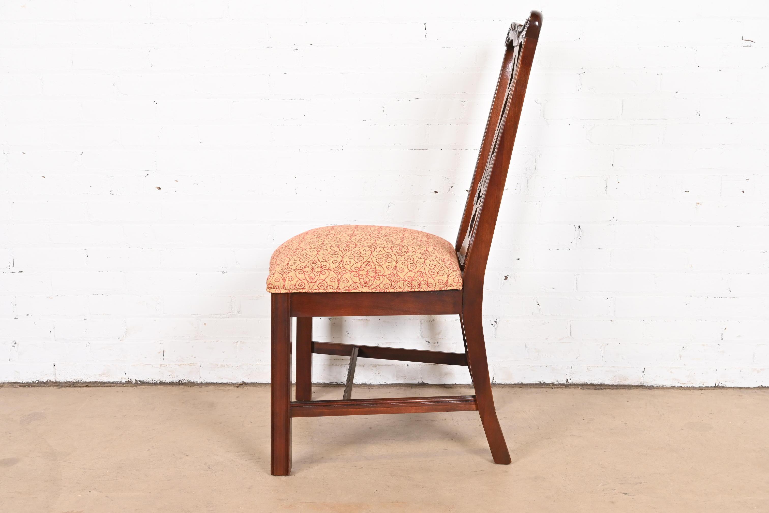 Chaises de salle à manger en acajou sculpté de style Chippendale de Baker Furniture, ensemble de six chaises en vente 7