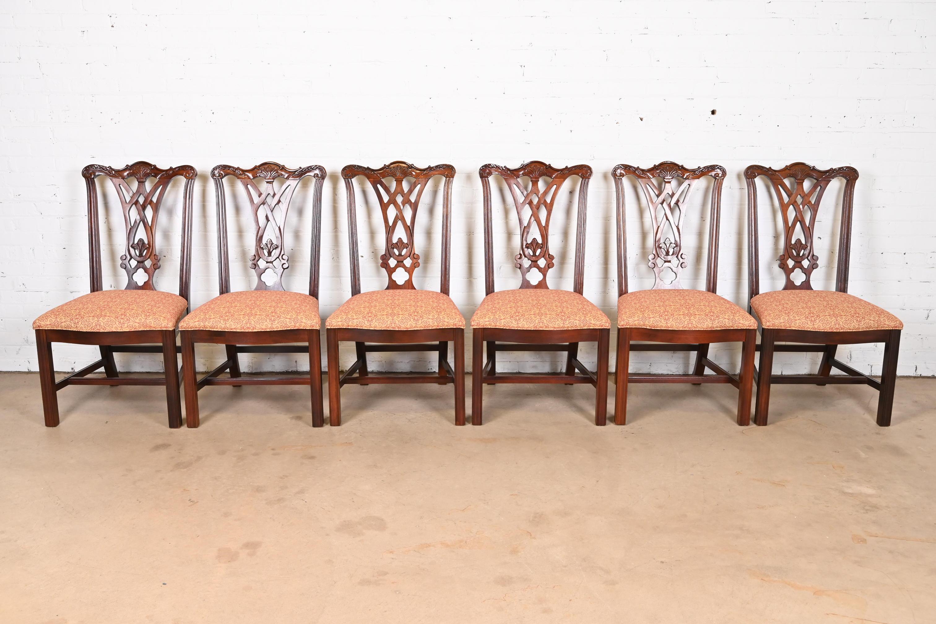 Superbe ensemble de six chaises de salle à manger de style Chippendale ou géorgien

À la manière des meubles Baker

USA, Circa 1980

Acajou sculpté, sièges tapissés d'or et de rouge.

Dimensions : 22,5 