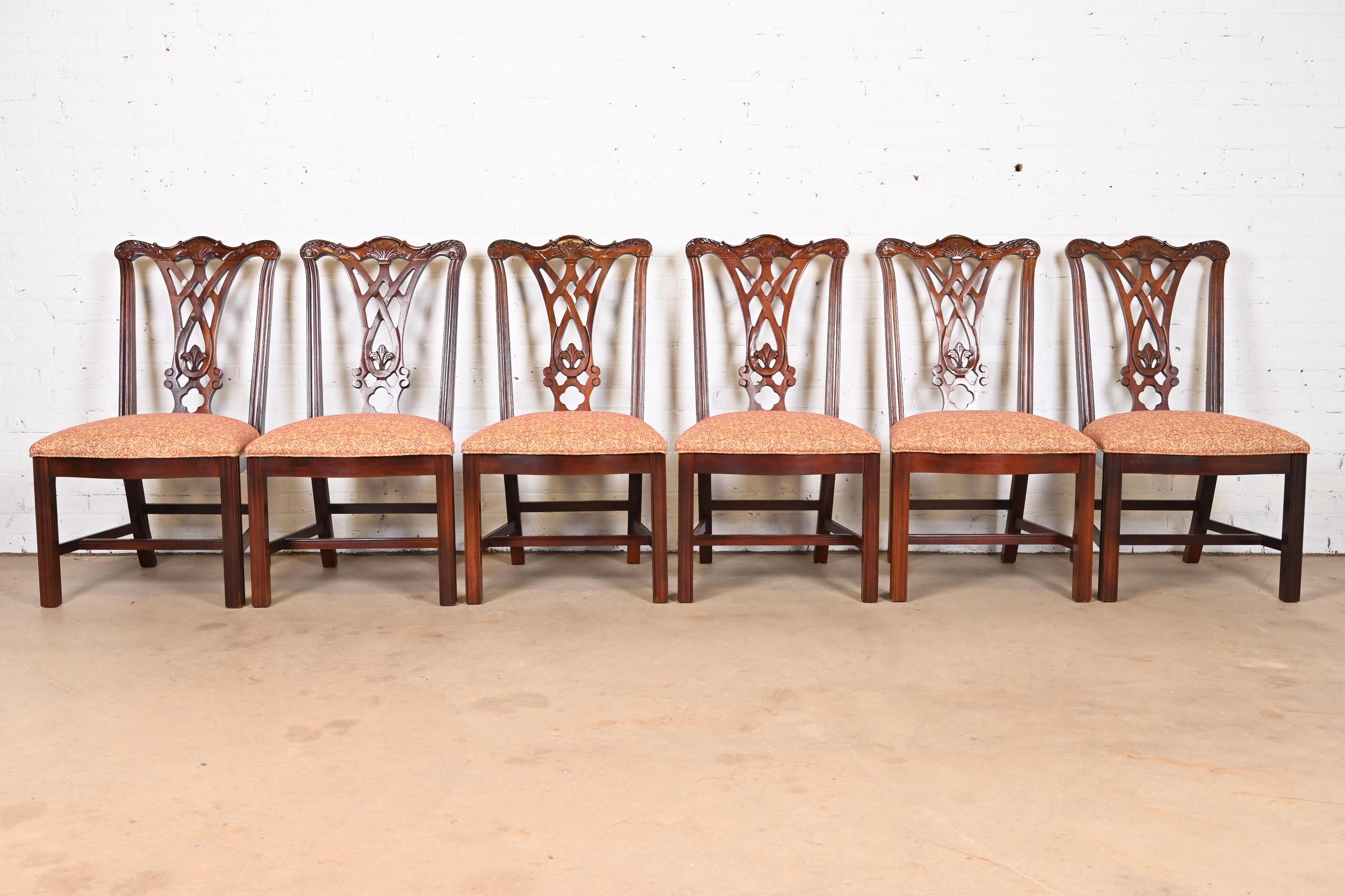 Américain Chaises de salle à manger en acajou sculpté de style Chippendale de Baker Furniture, ensemble de six chaises en vente