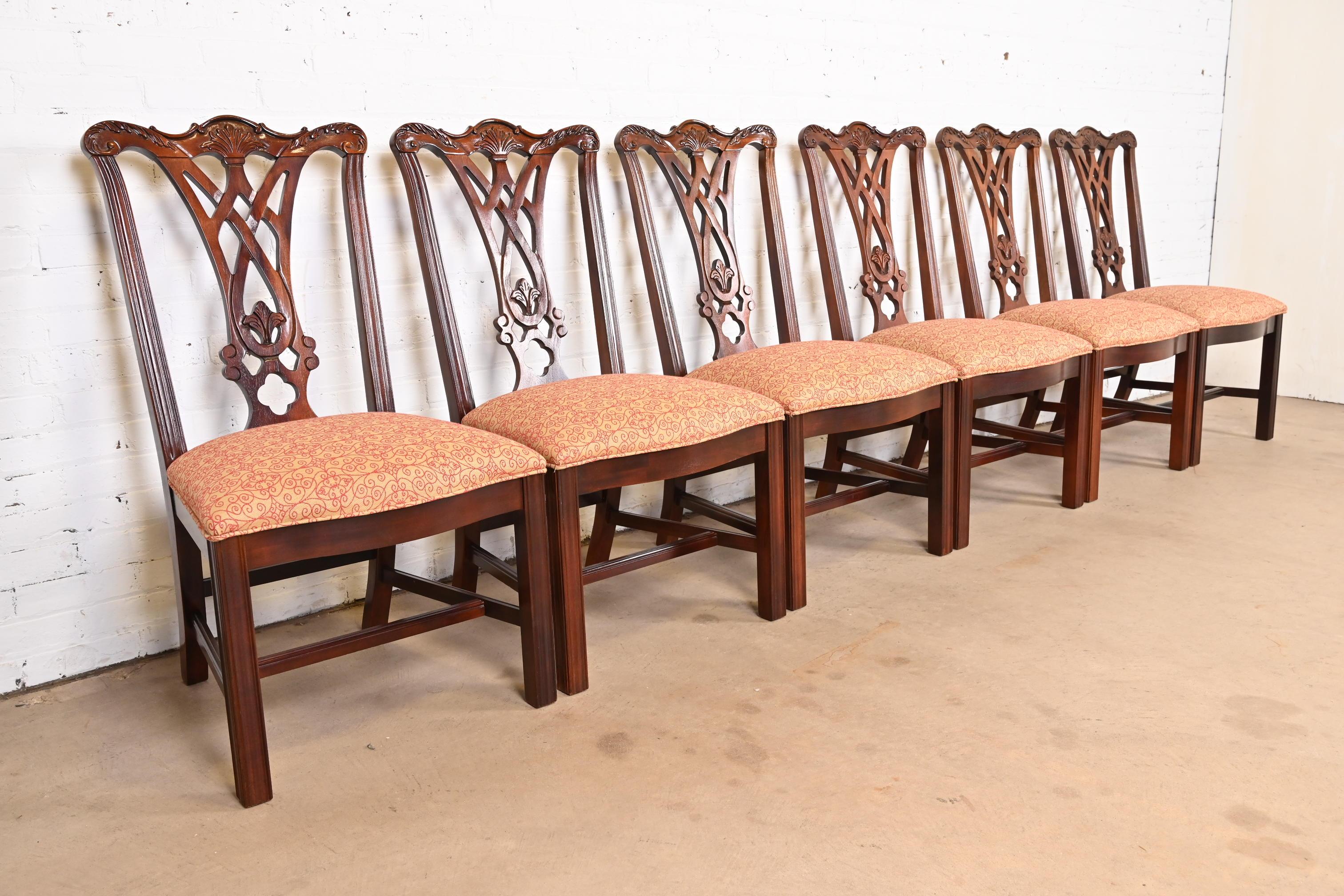 Tissu d'ameublement Chaises de salle à manger en acajou sculpté de style Chippendale de Baker Furniture, ensemble de six chaises en vente