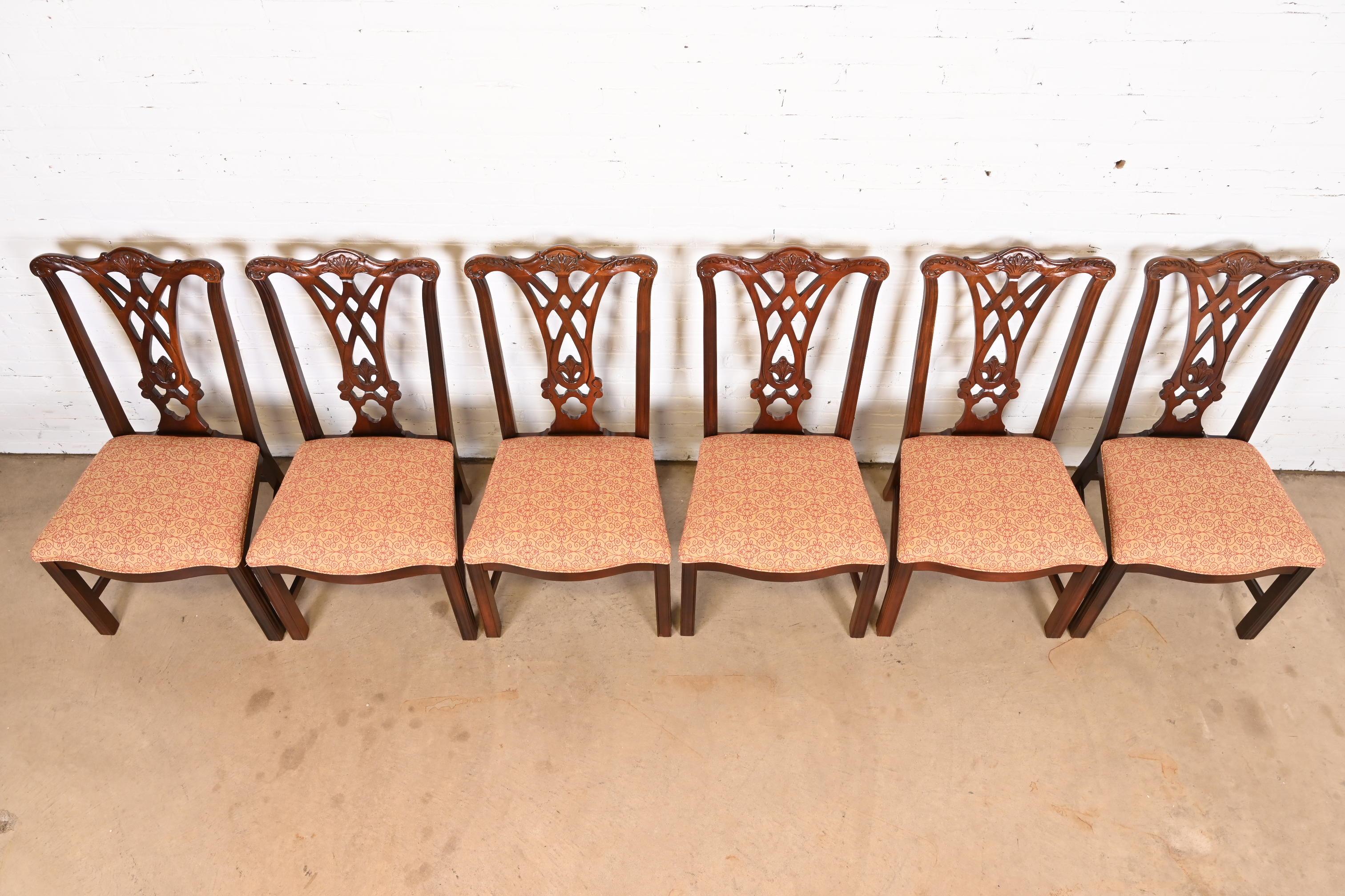 Chaises de salle à manger en acajou sculpté de style Chippendale de Baker Furniture, ensemble de six chaises en vente 1
