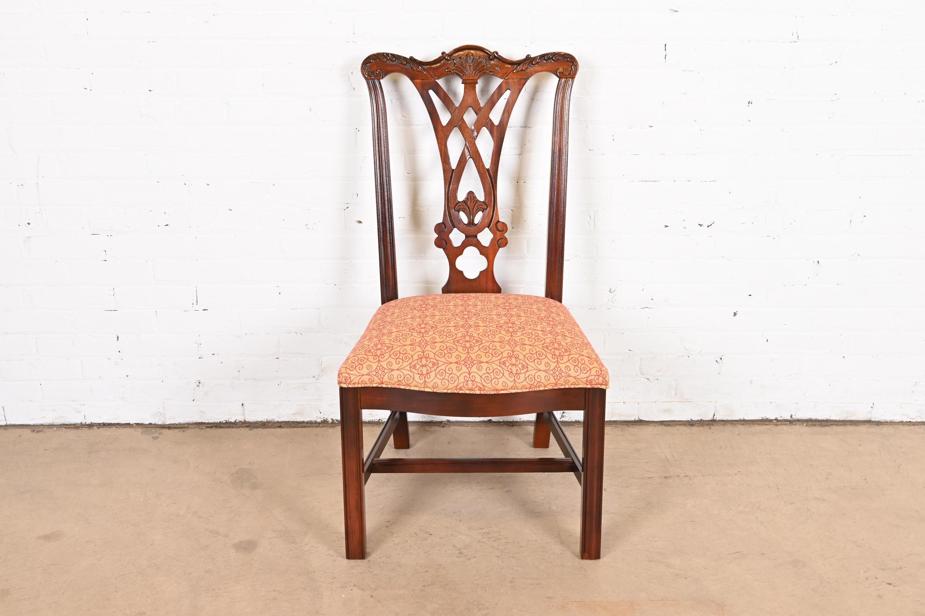 Chaises de salle à manger en acajou sculpté de style Chippendale de Baker Furniture, ensemble de six chaises en vente 3