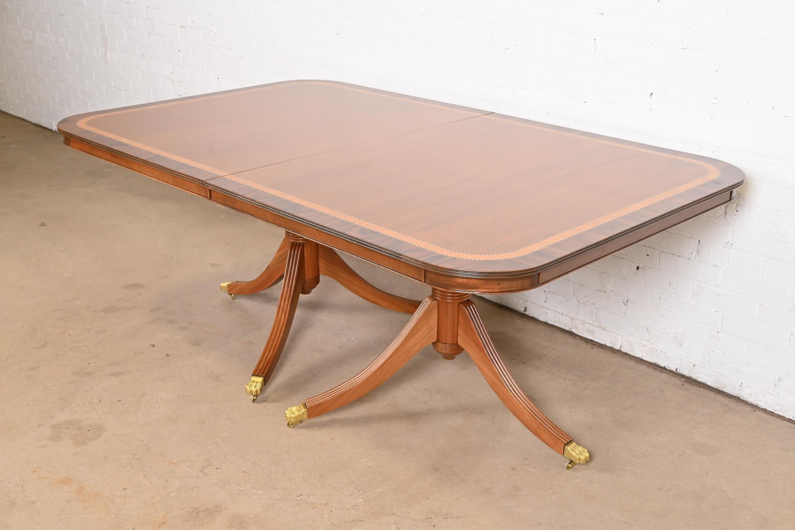 Table à double piédestal anglaise géorgienne en bois de cerisier à bandes, style Baker Furniture en vente 3