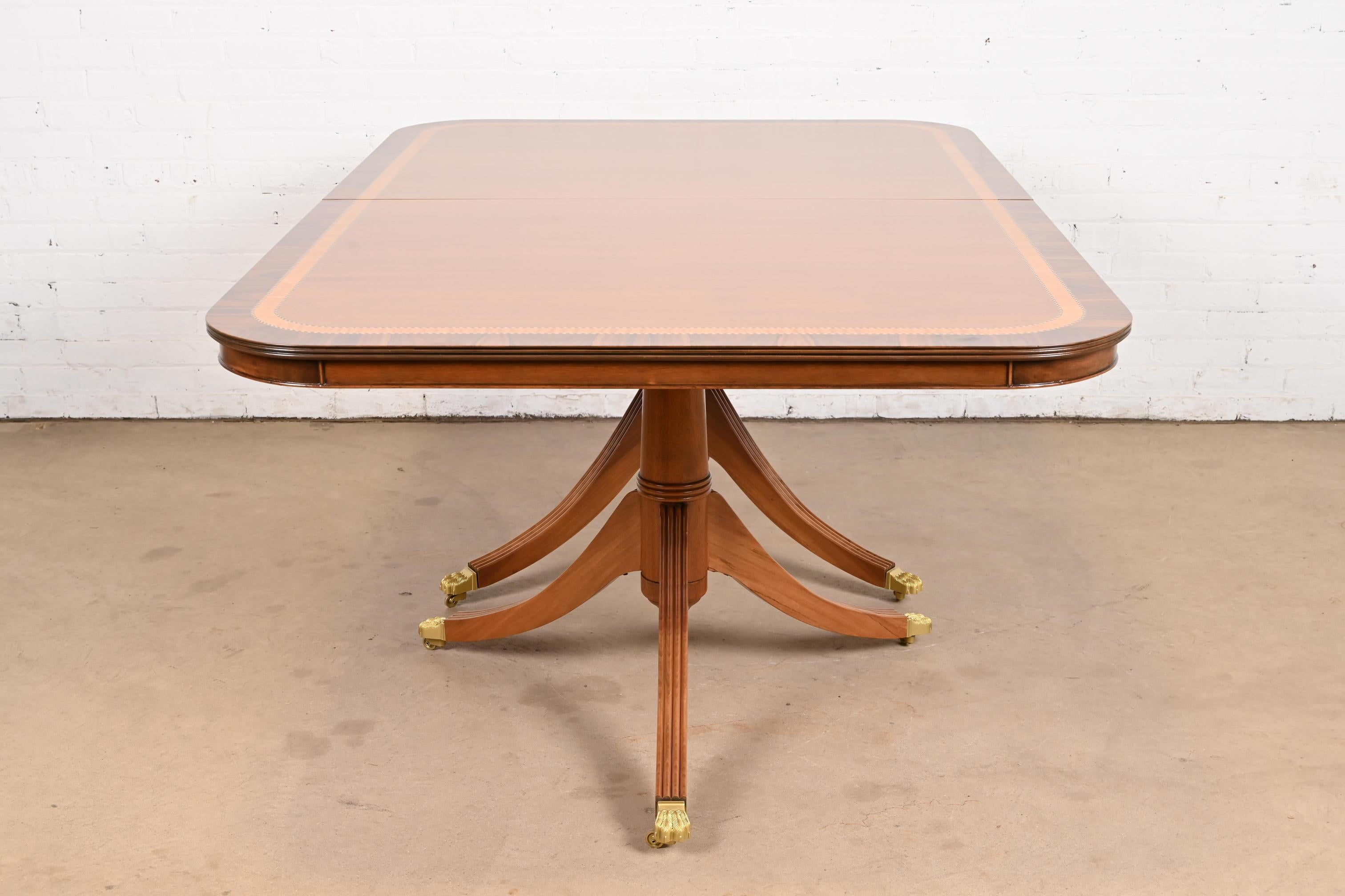 Table à double piédestal anglaise géorgienne en bois de cerisier à bandes, style Baker Furniture en vente 5