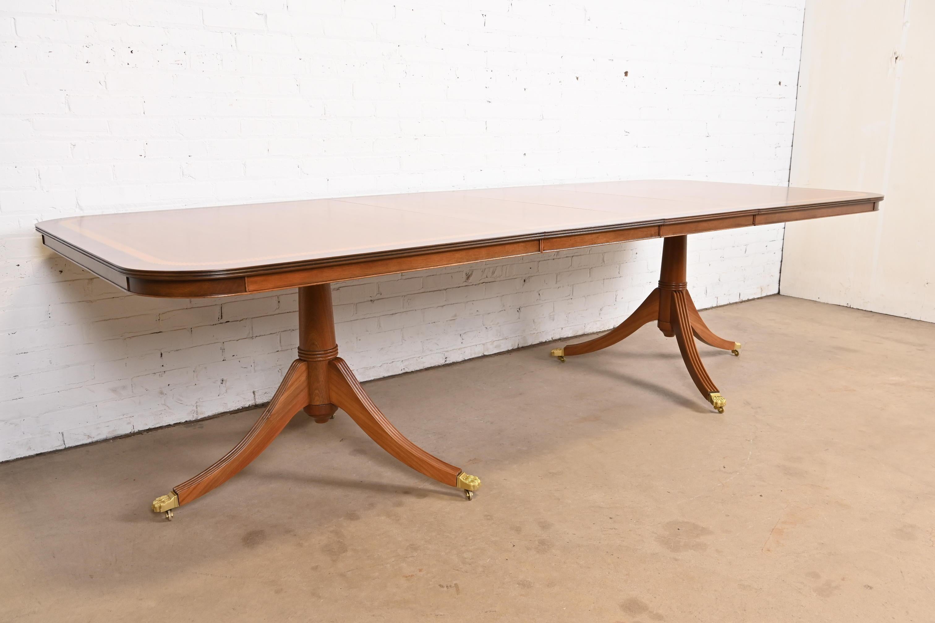 Georgien Table à double piédestal anglaise géorgienne en bois de cerisier à bandes, style Baker Furniture en vente