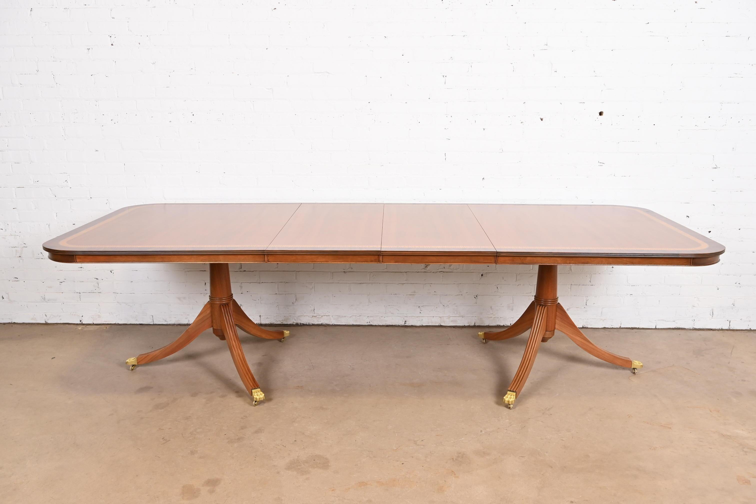 Anglais Table à double piédestal anglaise géorgienne en bois de cerisier à bandes, style Baker Furniture en vente