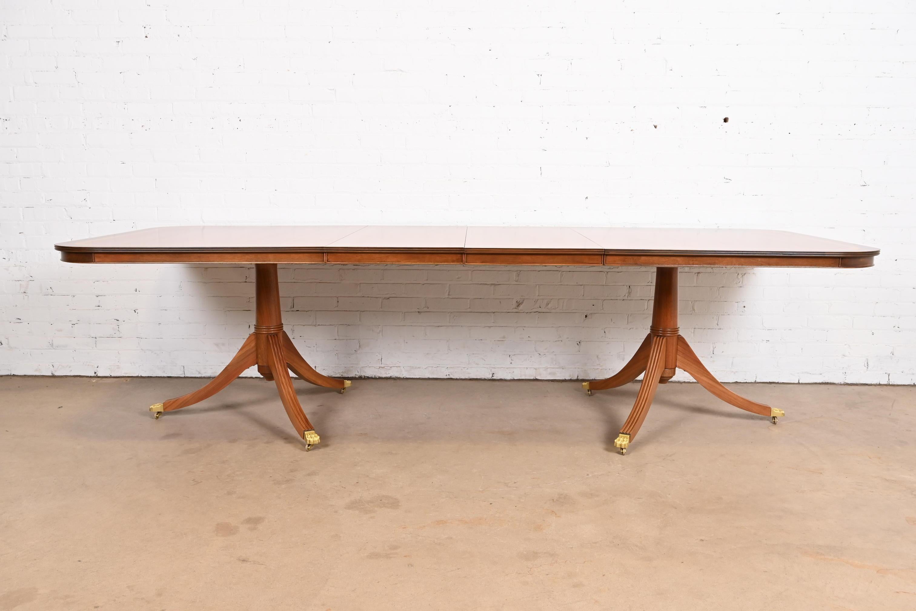 Table à double piédestal anglaise géorgienne en bois de cerisier à bandes, style Baker Furniture Bon état - En vente à South Bend, IN