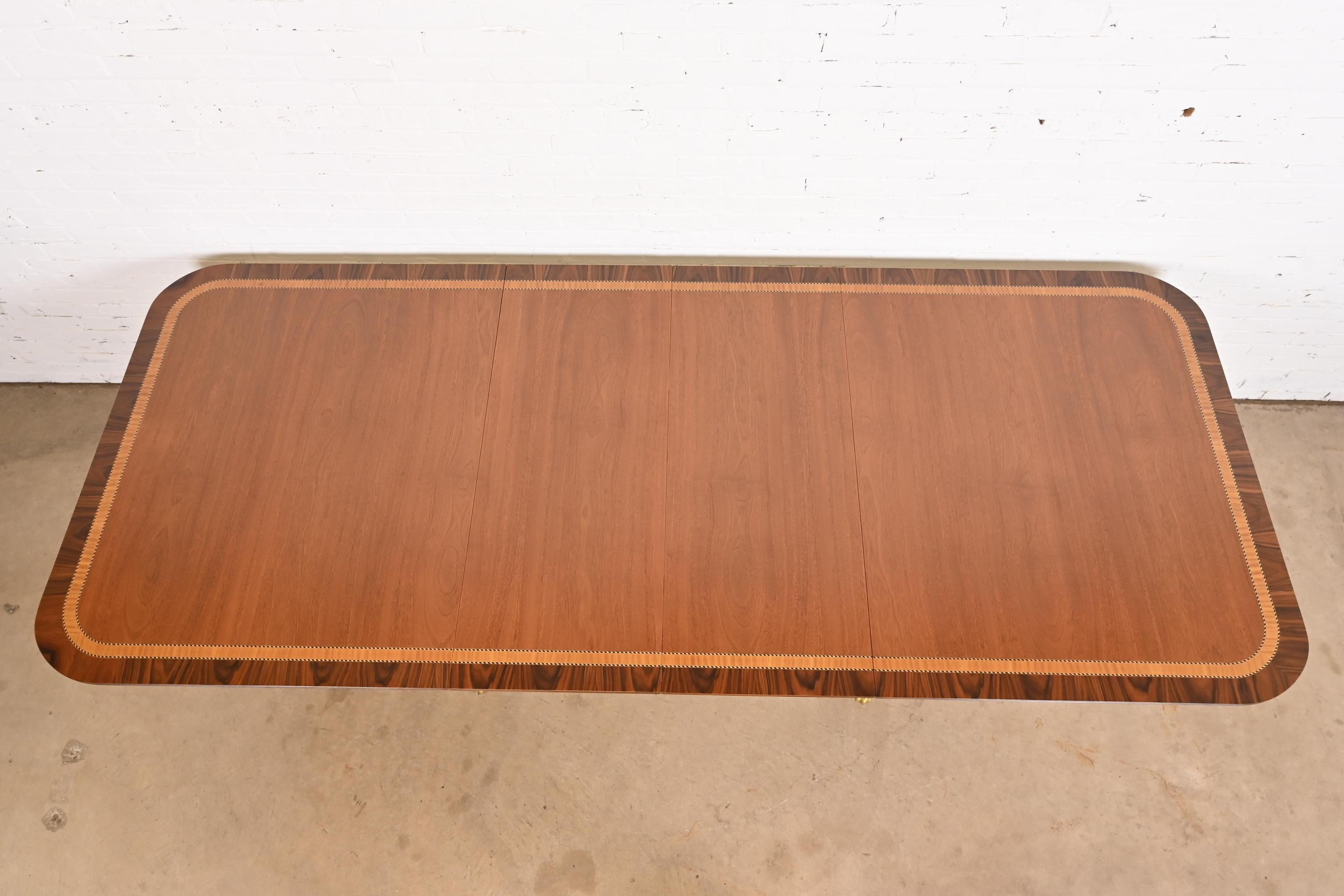 20ième siècle Table à double piédestal anglaise géorgienne en bois de cerisier à bandes, style Baker Furniture en vente
