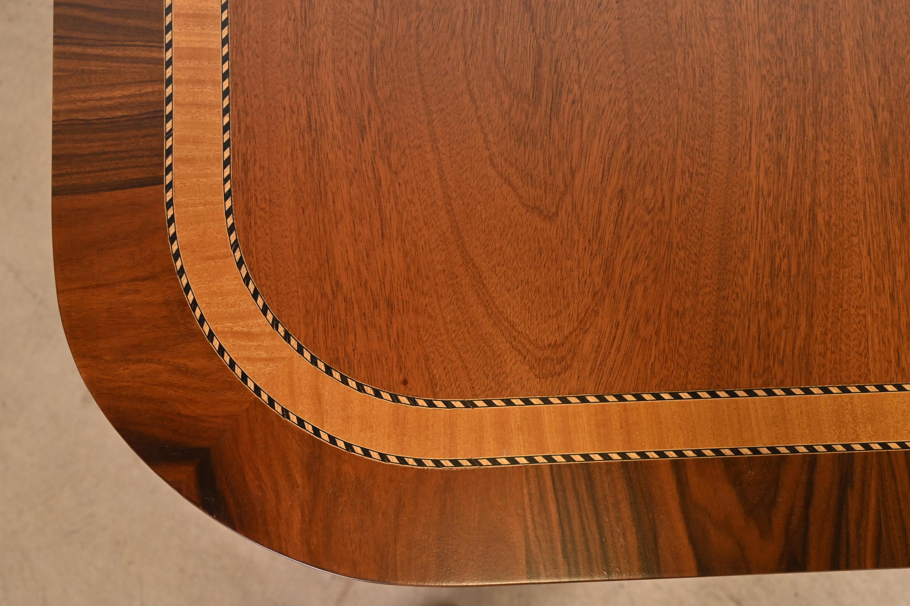 Laiton Table à double piédestal anglaise géorgienne en bois de cerisier à bandes, style Baker Furniture en vente