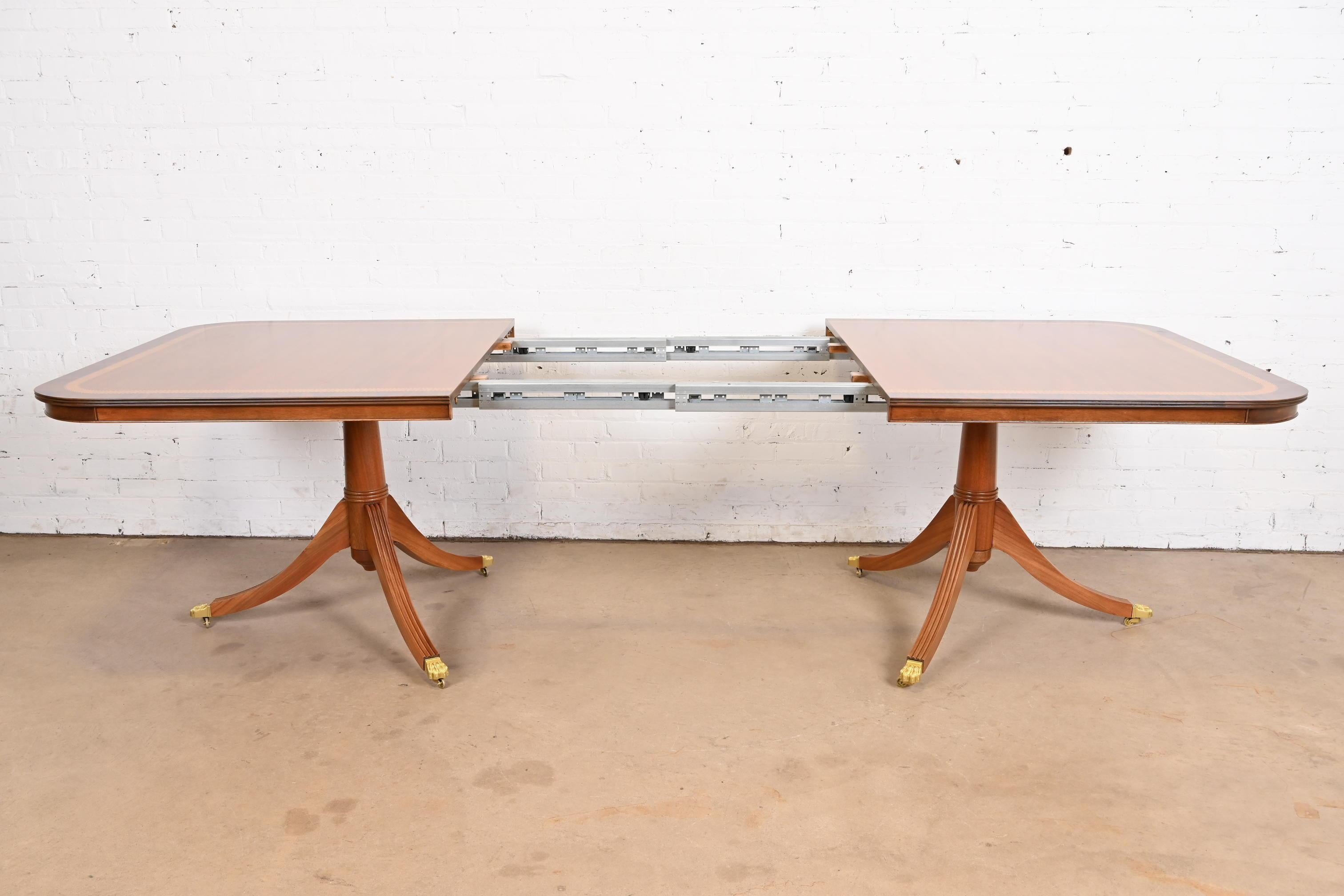 Table à double piédestal anglaise géorgienne en bois de cerisier à bandes, style Baker Furniture en vente 1