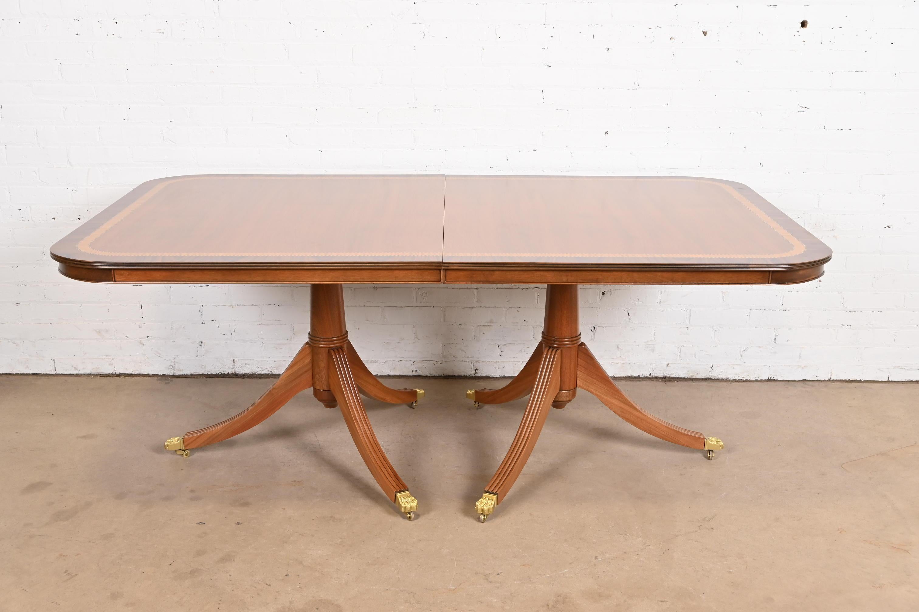 Table à double piédestal anglaise géorgienne en bois de cerisier à bandes, style Baker Furniture en vente 2