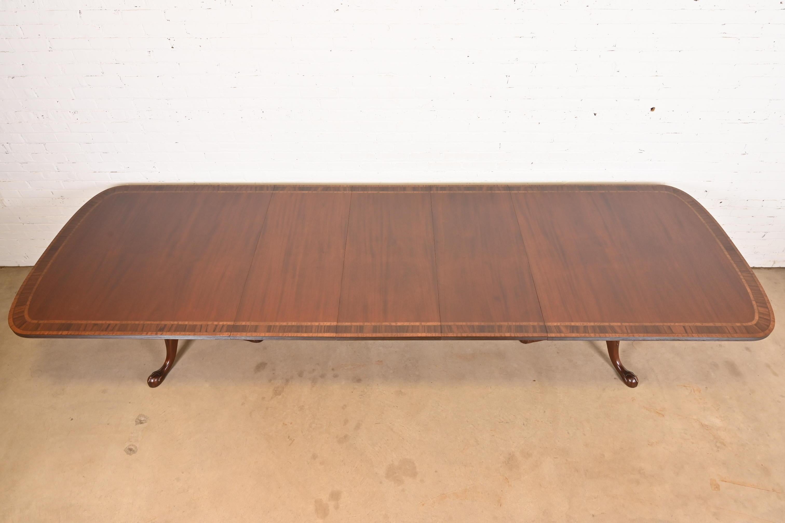 Baker Furniture Style English Georgian Banded Mahogany Dining Table, Refinished For Sale 1