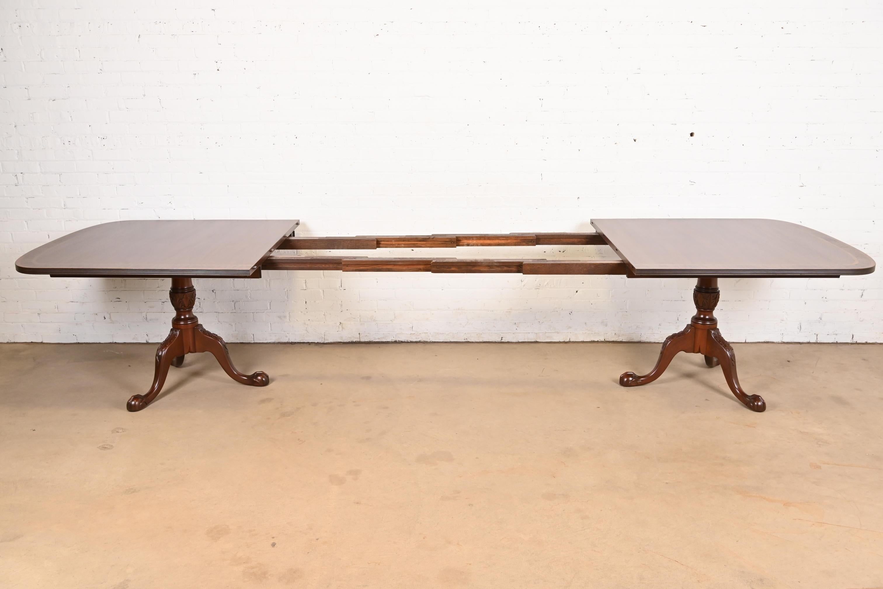 Baker Furniture Style English Georgian Banded Mahogany Dining Table, Refinished For Sale 3