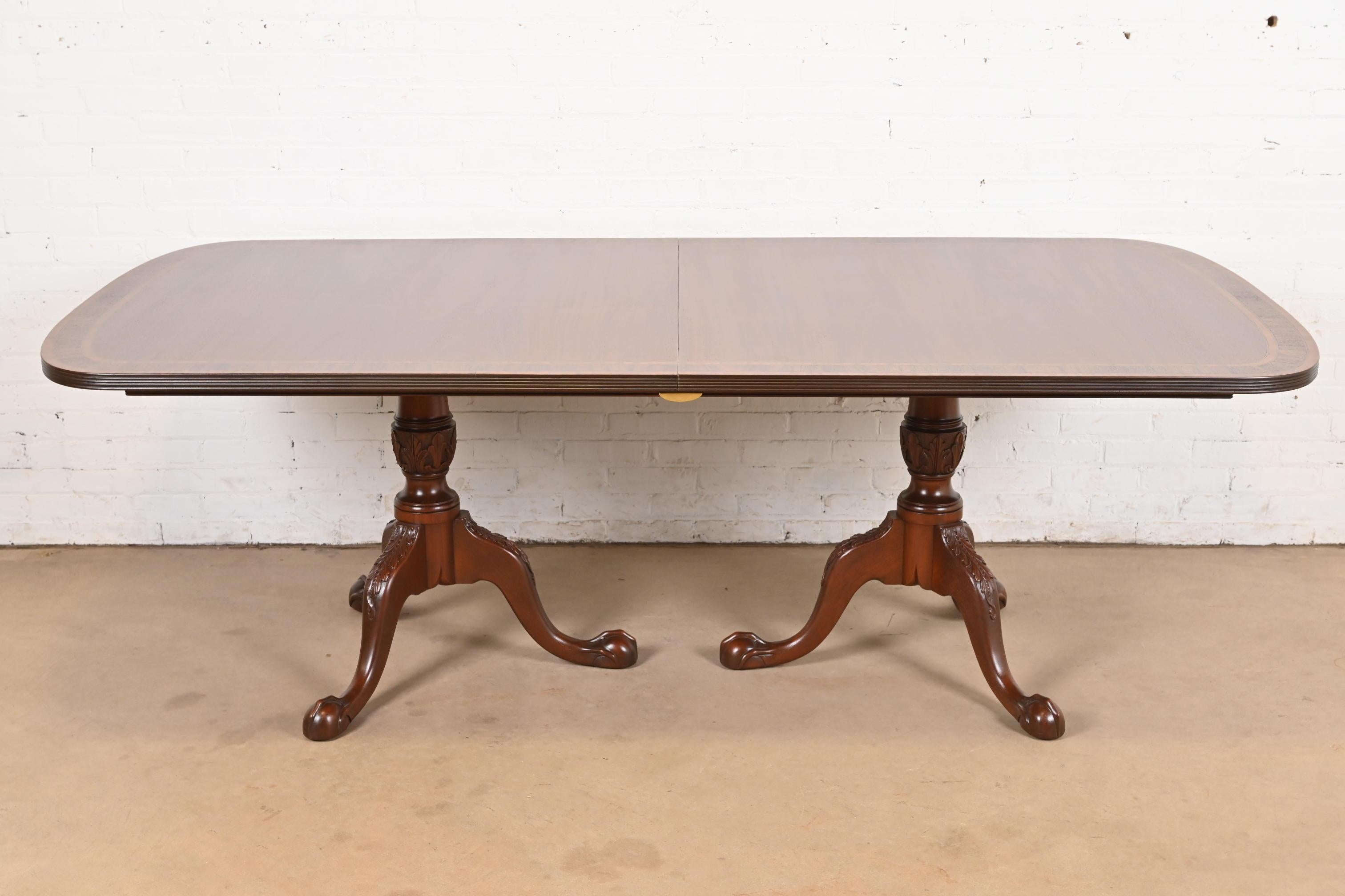Baker Furniture Style English Georgian Banded Mahogany Dining Table, Refinished For Sale 4