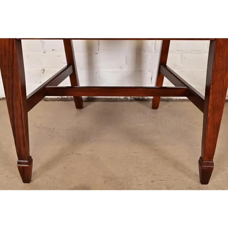 Sedie da pranzo in mogano intagliato stile Feder di Baker Furniture, set di quattro sedie in vendita 3