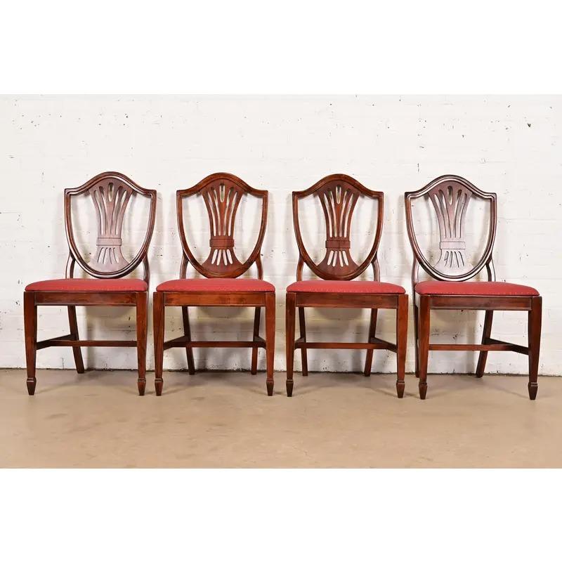 Federale Sedie da pranzo in mogano intagliato stile Feder di Baker Furniture, set di quattro sedie in vendita