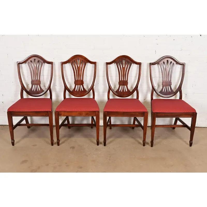 Americano Sedie da pranzo in mogano intagliato stile Feder di Baker Furniture, set di quattro sedie in vendita