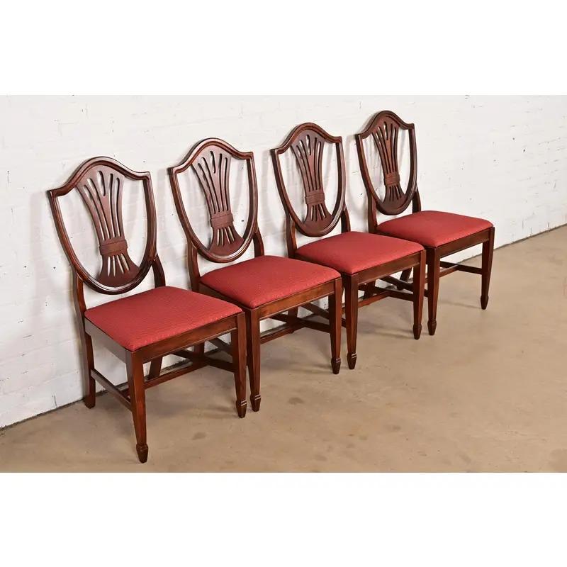 Sedie da pranzo in mogano intagliato stile Feder di Baker Furniture, set di quattro sedie In condizioni buone in vendita a South Bend, IN
