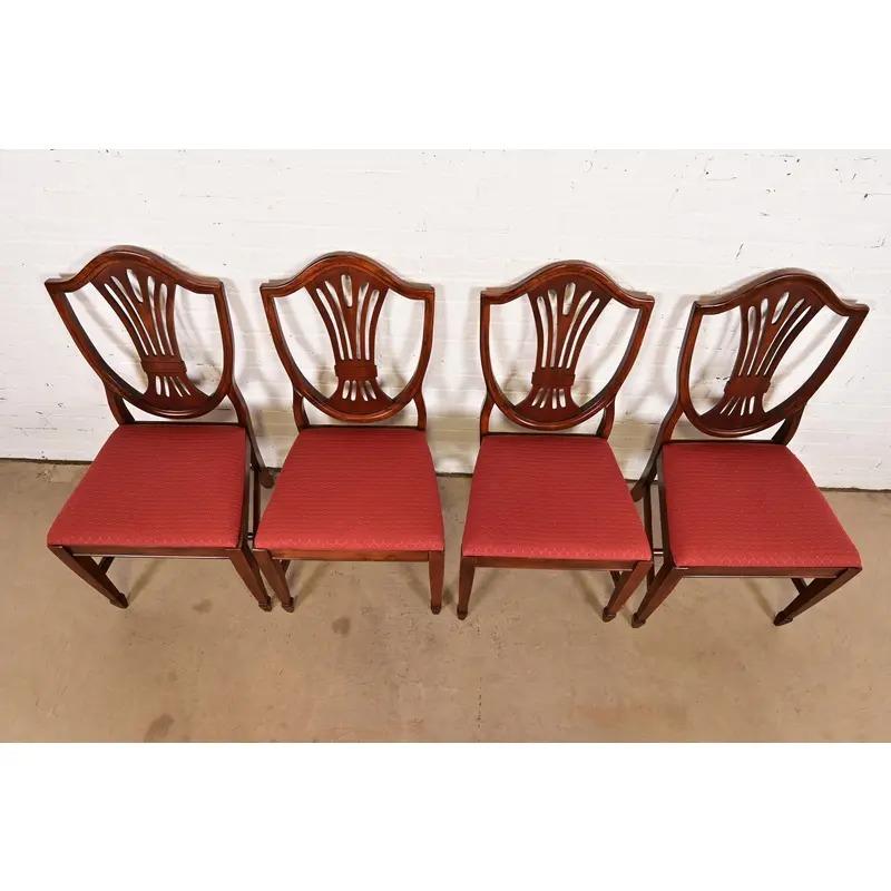 XX secolo Sedie da pranzo in mogano intagliato stile Feder di Baker Furniture, set di quattro sedie in vendita