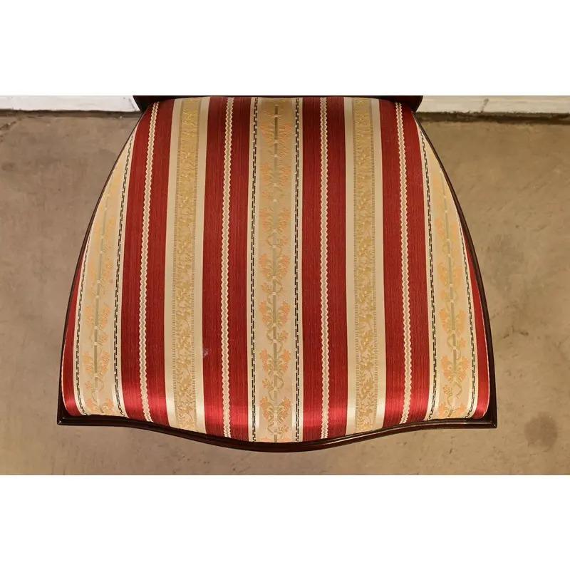 Sedie da pranzo in mogano intagliato stile Feder di Baker Furniture, set di quattro sedie in vendita 1