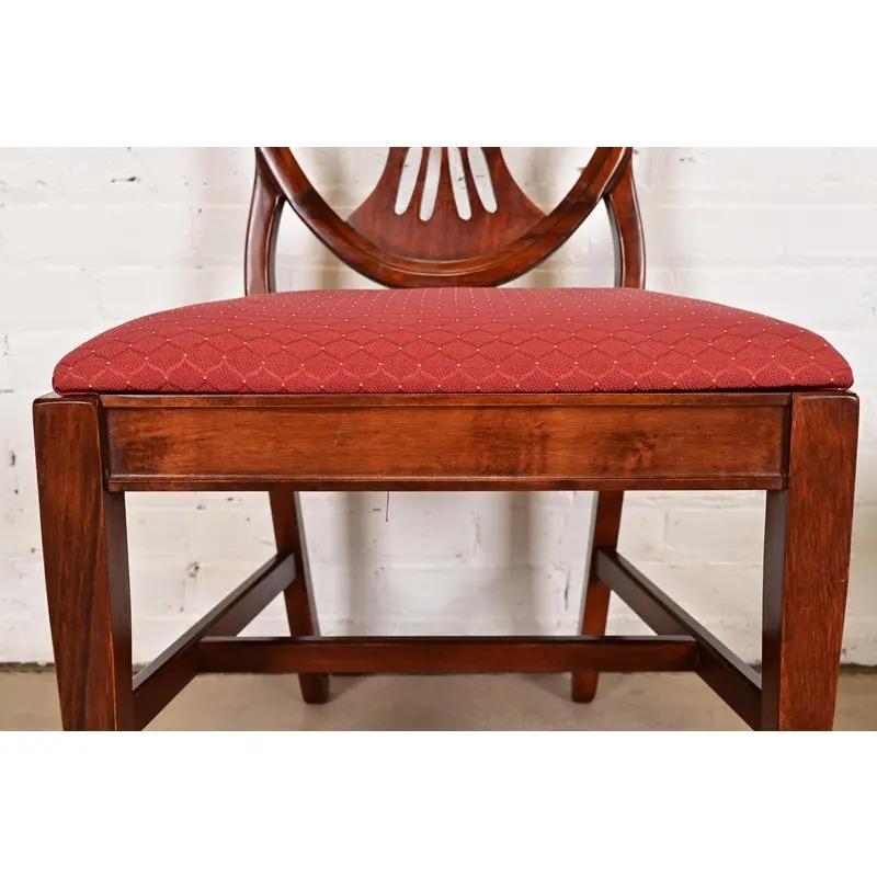 Sedie da pranzo in mogano intagliato stile Feder di Baker Furniture, set di quattro sedie in vendita 2