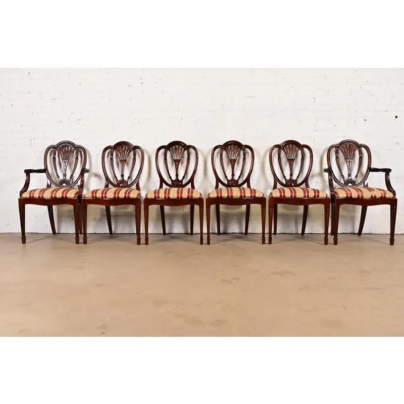 Federale Set di sei sedie da pranzo in mogano intagliato in stile Feder di Baker Furniture in vendita