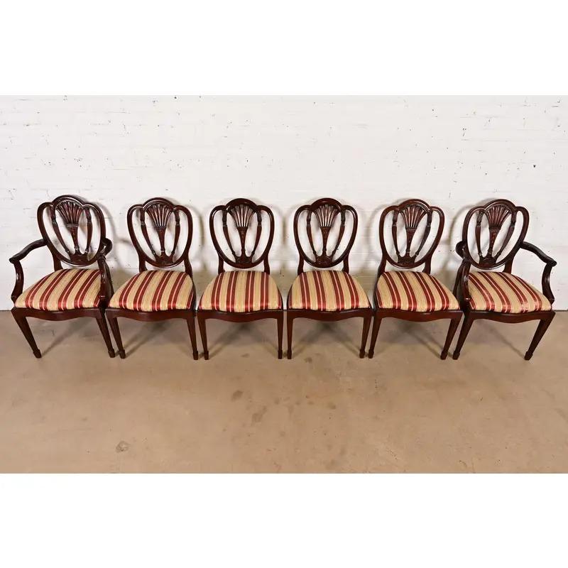 XX secolo Set di sei sedie da pranzo in mogano intagliato in stile Feder di Baker Furniture in vendita