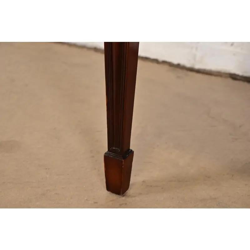 Poltrone con schienale a scudo in mogano intagliato stile Baker Furniture Feder, coppia in vendita 3