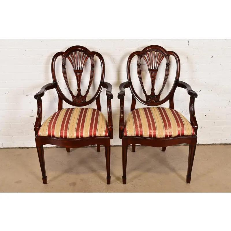 Federale Poltrone con schienale a scudo in mogano intagliato stile Baker Furniture Feder, coppia in vendita