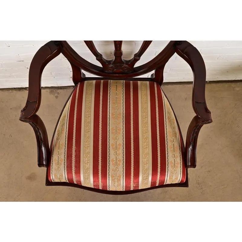 Poltrone con schienale a scudo in mogano intagliato stile Baker Furniture Feder, coppia in vendita 2