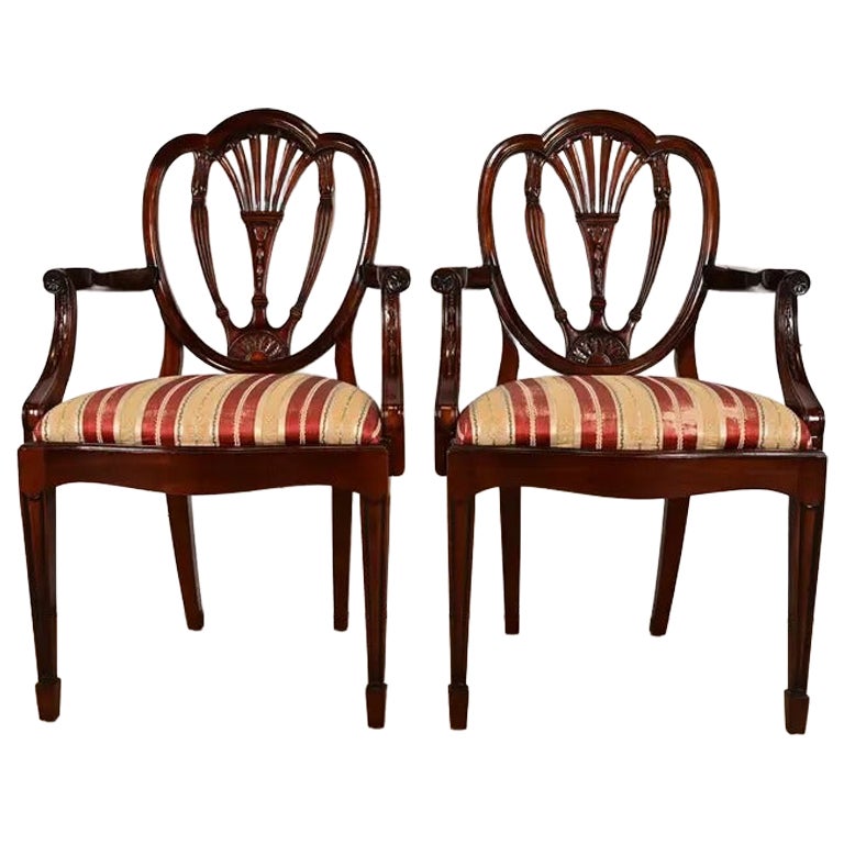 Poltrone con schienale a scudo in mogano intagliato stile Baker Furniture Feder, coppia