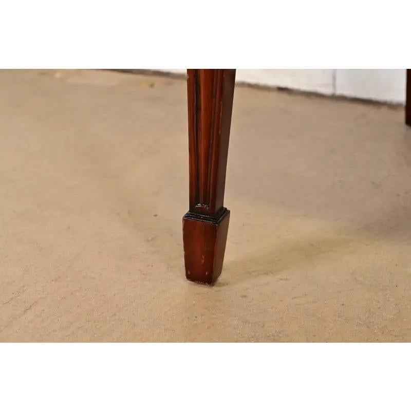 Paire de chaises d'appoint ou de chaises de salle à manger en acajou sculpté de style fédéral de Baker Furniture en vente 3