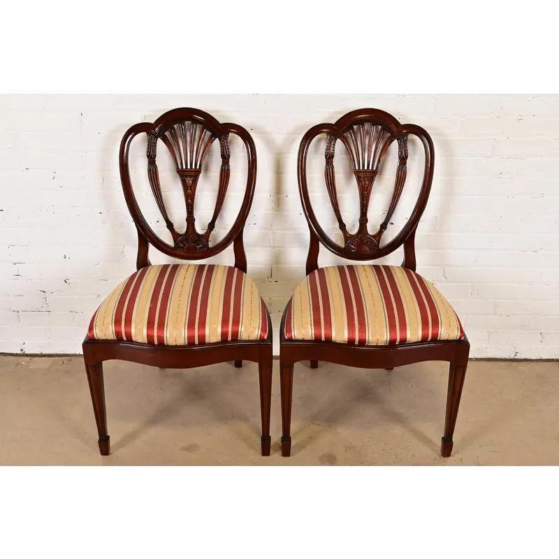 Fédéral Paire de chaises d'appoint ou de chaises de salle à manger en acajou sculpté de style fédéral de Baker Furniture en vente