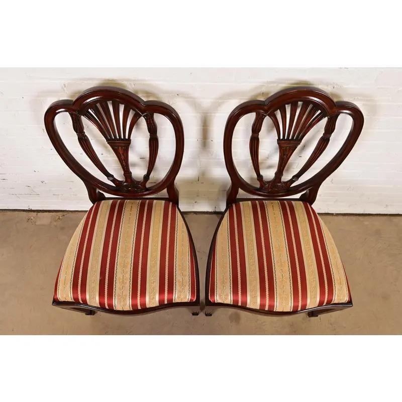 20ième siècle Paire de chaises d'appoint ou de chaises de salle à manger en acajou sculpté de style fédéral de Baker Furniture en vente