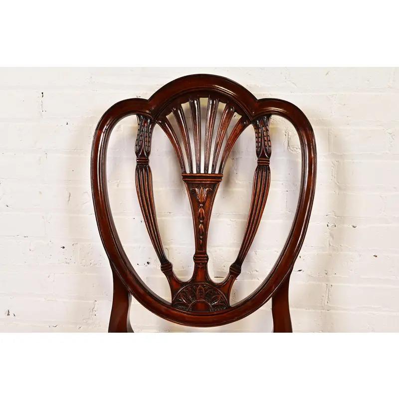 Tissu d'ameublement Paire de chaises d'appoint ou de chaises de salle à manger en acajou sculpté de style fédéral de Baker Furniture en vente