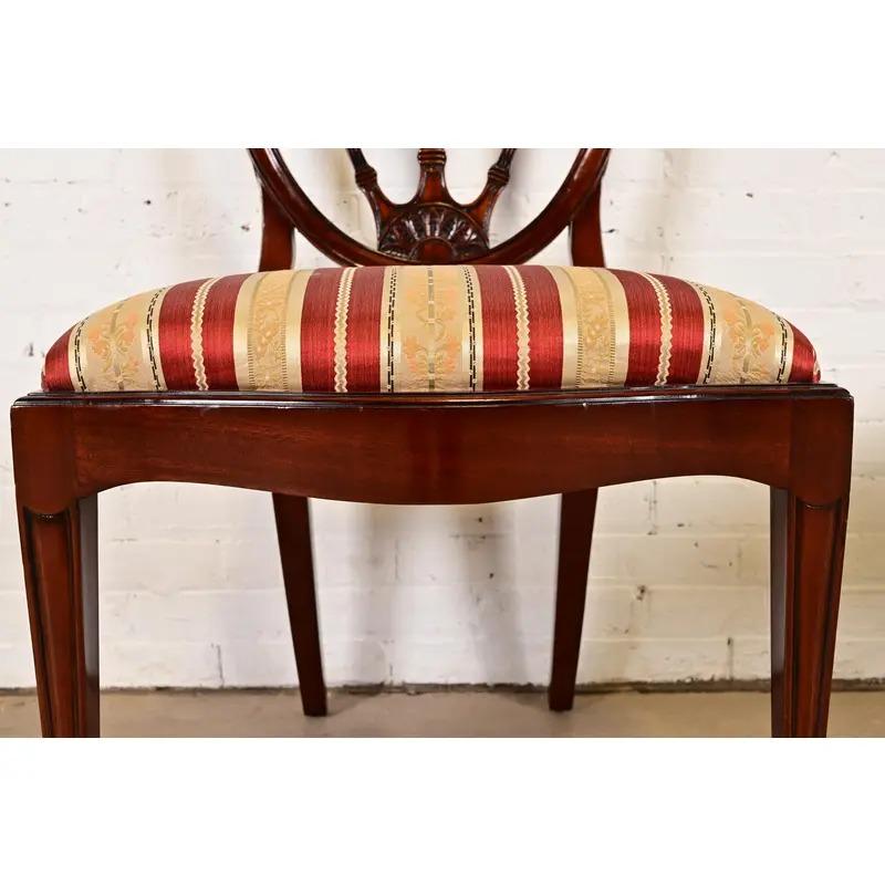 Paire de chaises d'appoint ou de chaises de salle à manger en acajou sculpté de style fédéral de Baker Furniture en vente 2